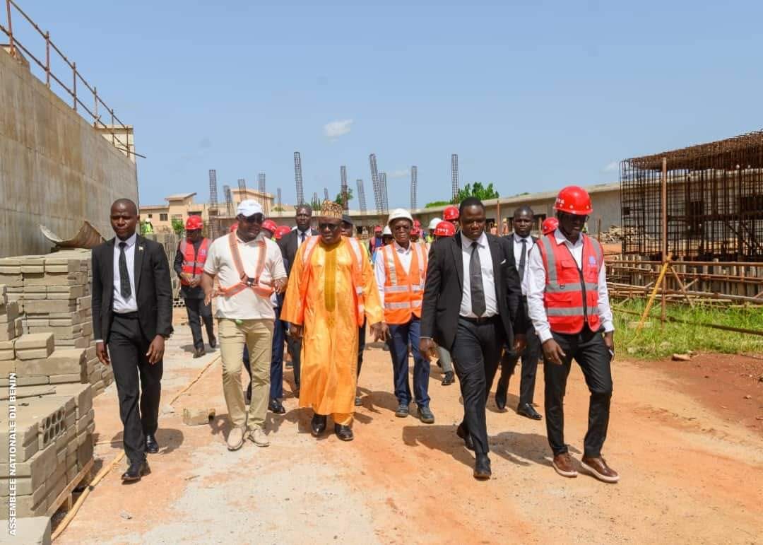 Vlavonou sur le chantier de l'assemblée nationale