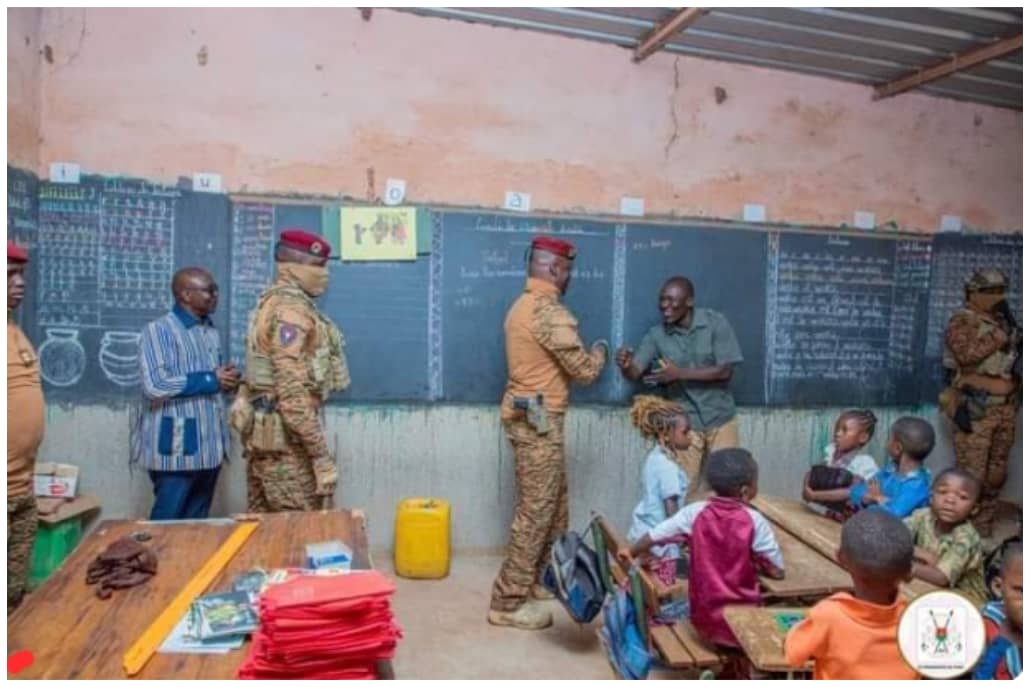 Burkina Faso : Ibrahim Traoré offre un million de FCFA à une école