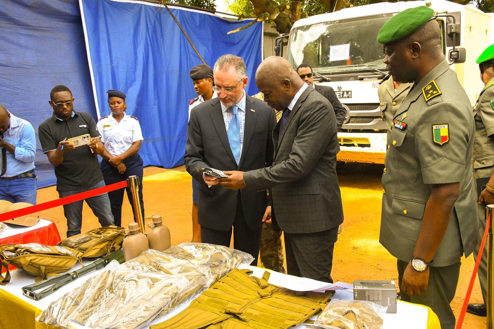 Bénin : l'ambassade des USA près le Bénin fait don d'un important équipement à l'armée béninoise