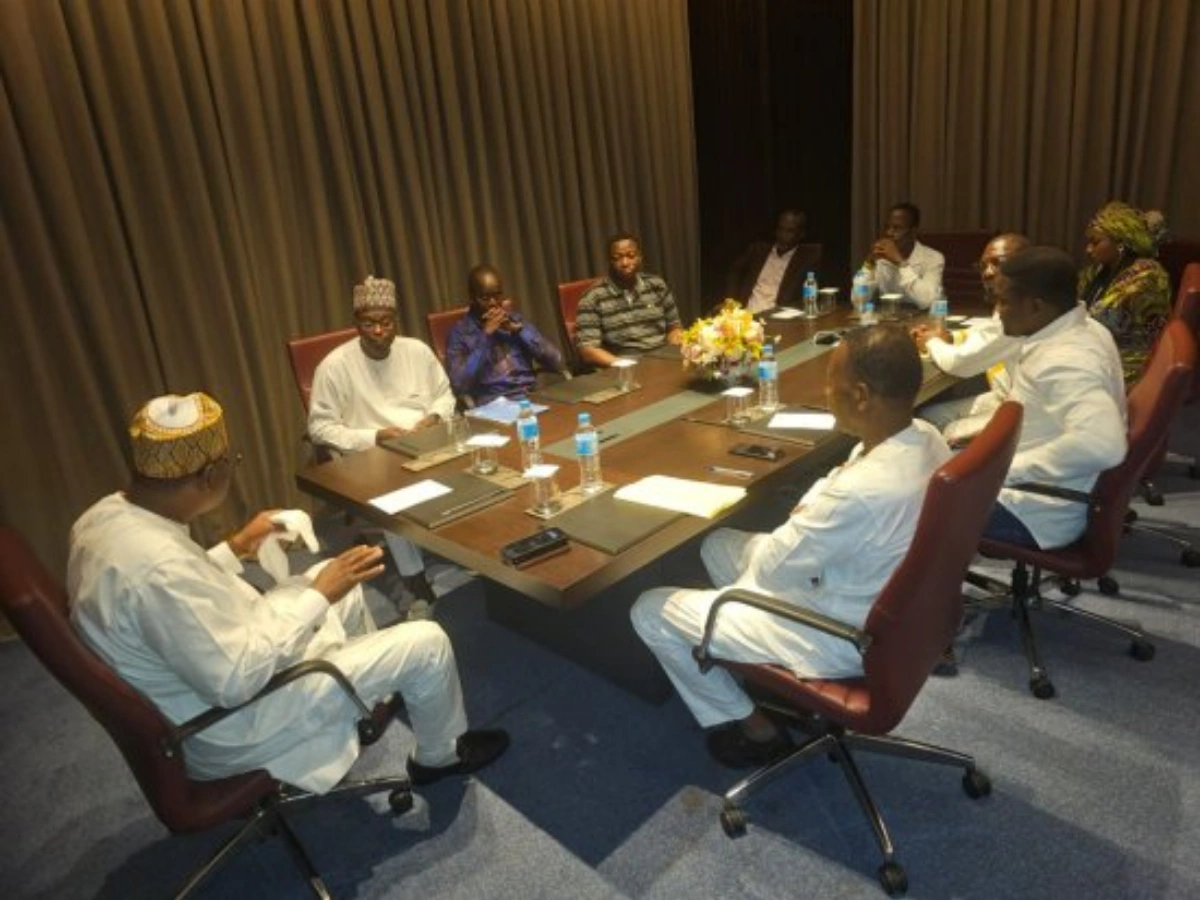 Niger : en médiation à Niamey, Boni Yayi rencontre la communauté béninoise