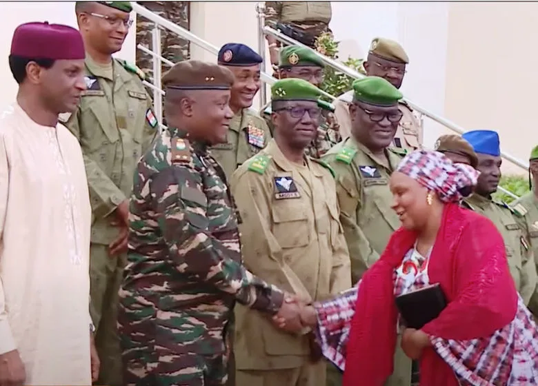 Le Général Tiani reçoit les 5 Nigériens arrêtés à Sèmè-Podji après le retour au pays