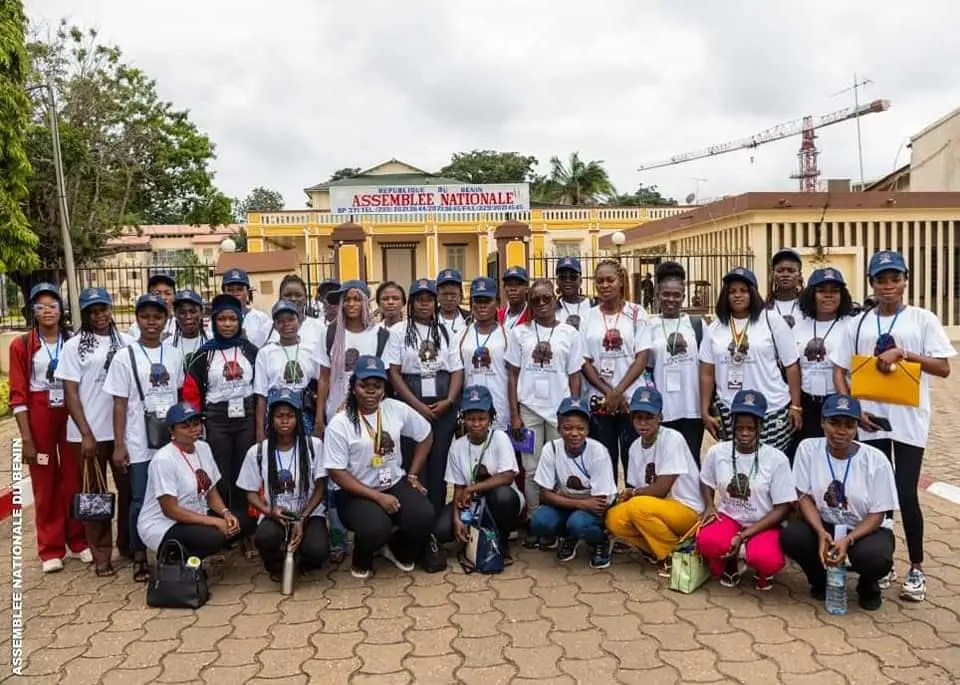 Les amazones du programme « Étoiles des droits humains » d'Amnesty Internationale Bénin reçues au parlement