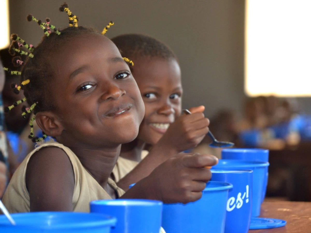 Cantines scolaires au Bénin : une mesure à succès du gouvernement (vidéo)