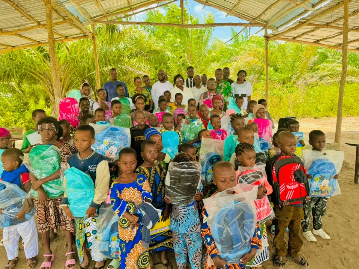 Fèmi's Heart Foundation offre des kits scolaires aux enfants à Zè