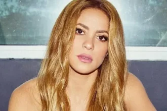 La chanteuse Shakira sur scène : Un spectateur film sous sa robe ( vidéo)