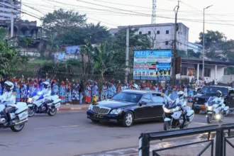 Retour de Paul Biya au Cameroun : un accueil triomphal qui suscite de nouvelles polémiques