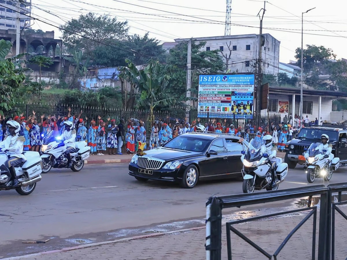 Retour de Paul Biya au Cameroun : un accueil triomphal qui suscite de nouvelles polémiques