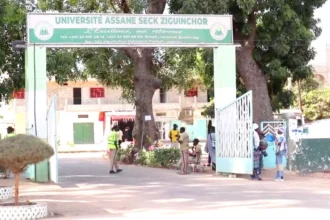 L’université de Ziguinchor, dans le sud du Sénégal, a été fermée jusqu’à nouvel ordre, mercredi 27 novembre 2024, après des affrontements survenus lundi entre des étudiants et les forces de l’ordre.