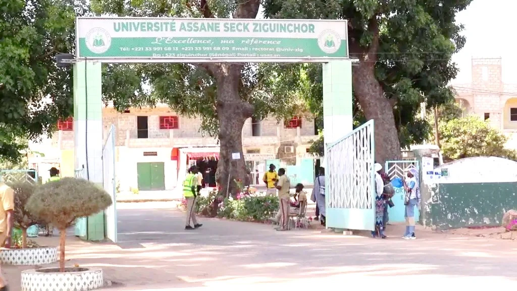 L’université de Ziguinchor, dans le sud du Sénégal, a été fermée jusqu’à nouvel ordre, mercredi 27 novembre 2024, après des affrontements survenus lundi entre des étudiants et les forces de l’ordre.