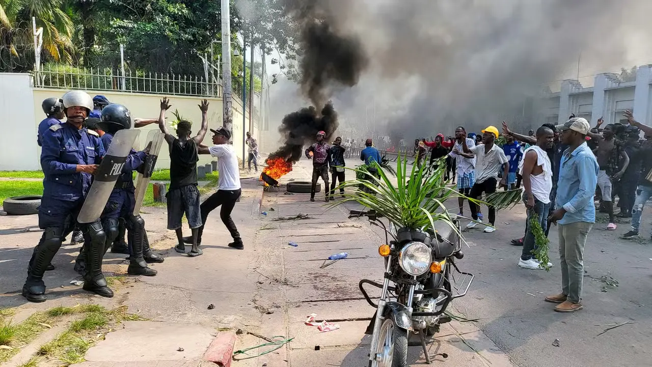 RDC : l’ambassade de France à Kinshasa attaquée par des manifestants