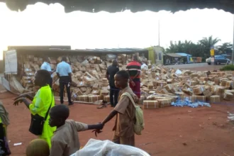 Bénin: un camion chargé de médicaments renversé à Ikpinlé