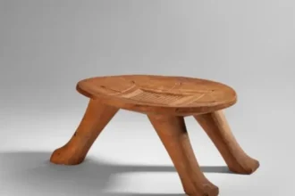 Le Kataclè du Dahomey, un tabouret royal à trois pieds, sera officiellement restitué au Bénin le 12 mai 2025.