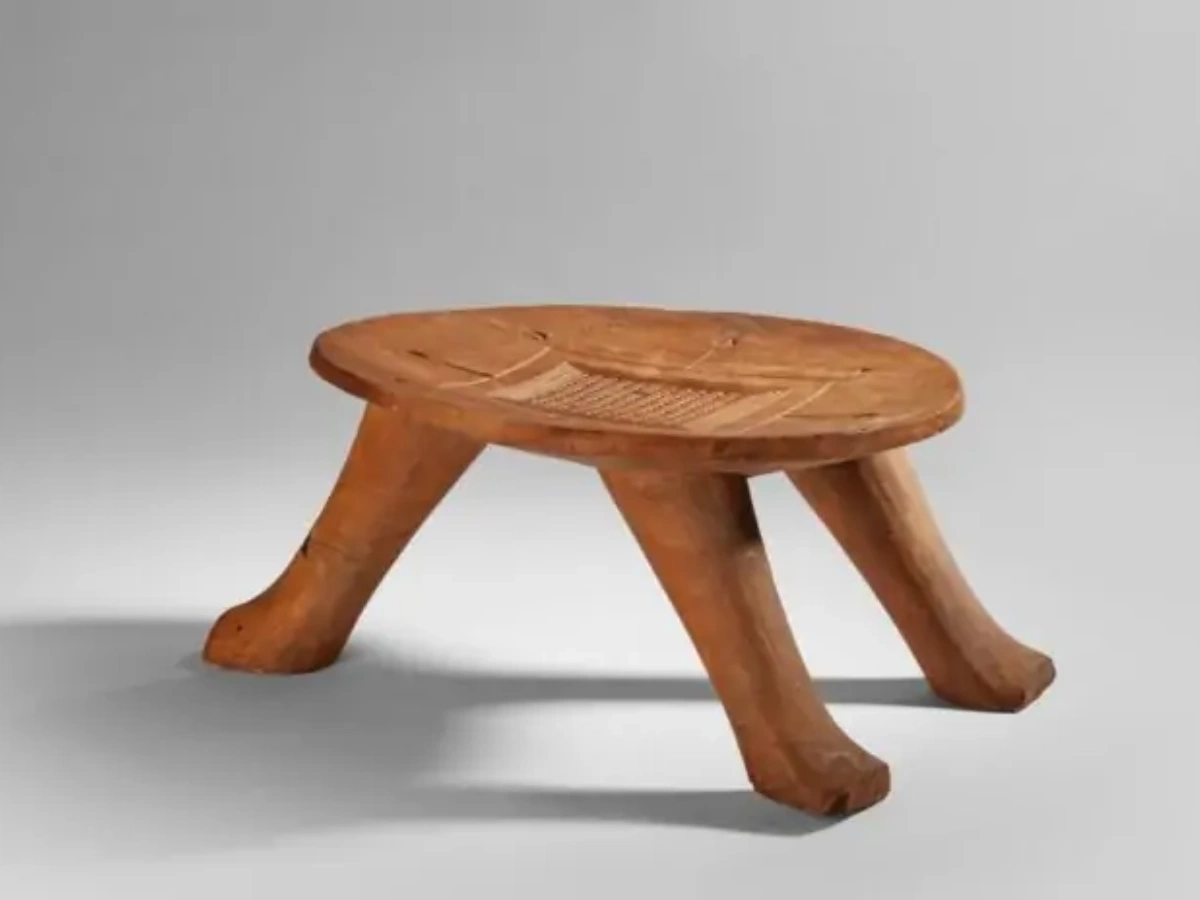 Le Kataclè du Dahomey, un tabouret royal à trois pieds, sera officiellement restitué au Bénin le 12 mai 2025.