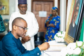 Décès de Buhari: Shegun Bakari signe le livre de condoléances à l'ambassade nigériane à Cotonou