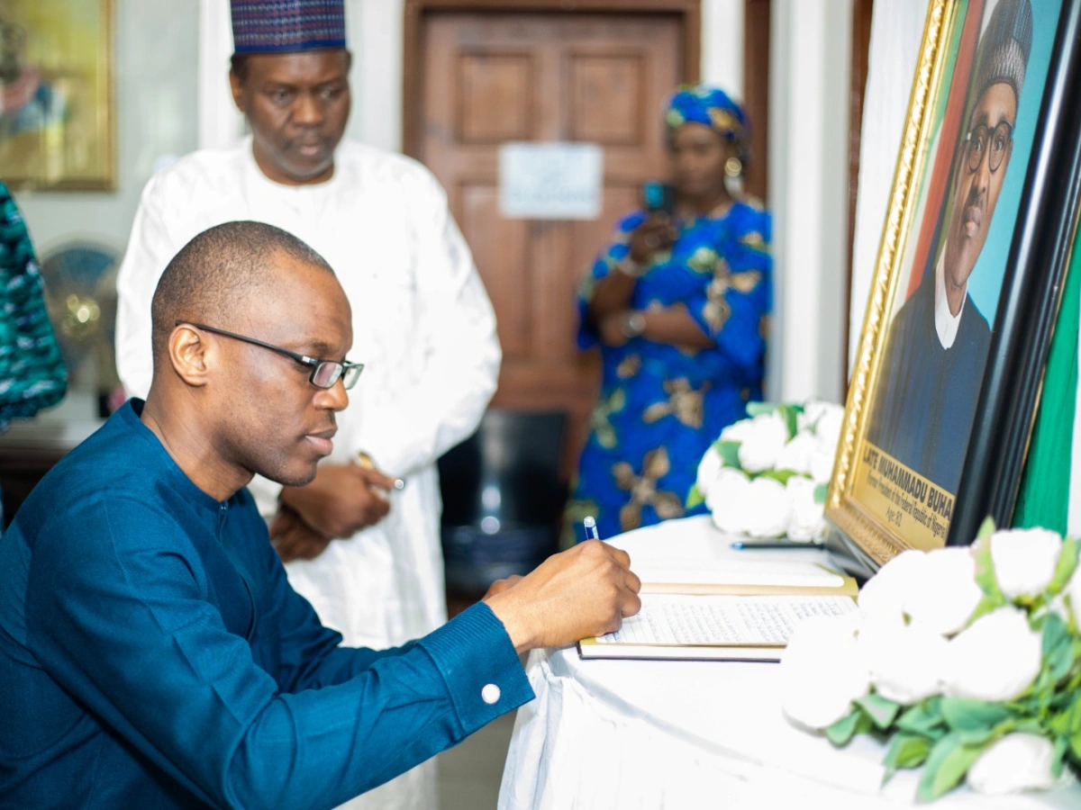 Décès de Buhari: Shegun Bakari signe le livre de condoléances à l'ambassade nigériane à Cotonou