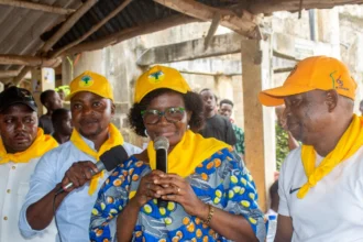 Cécile Ahoumènou en campagne électorale pour les législatives du 11 janvier 2026 à Adjarra