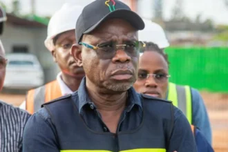 José Tonato avec les ingénieurs civils au Bénin