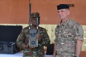 La France a remis un important lot d'équipements de lutte contre les engins explosifs improvisés (EEI) aux forces armées béninoises, lors d'une cérémonie organisée, mardi 23 juin 2026. 
