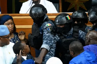 Le député Abdou Mbow évacué de force de l'Assemblée nationale du Sénégal