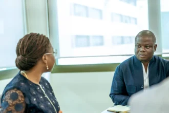 Adam Aurélie Soulé Zoumarou et Barnabas Orou Kouman, lundi 6 juillet à Cotonou lors de la rencontre avec l'UNaMEL-Bénin.