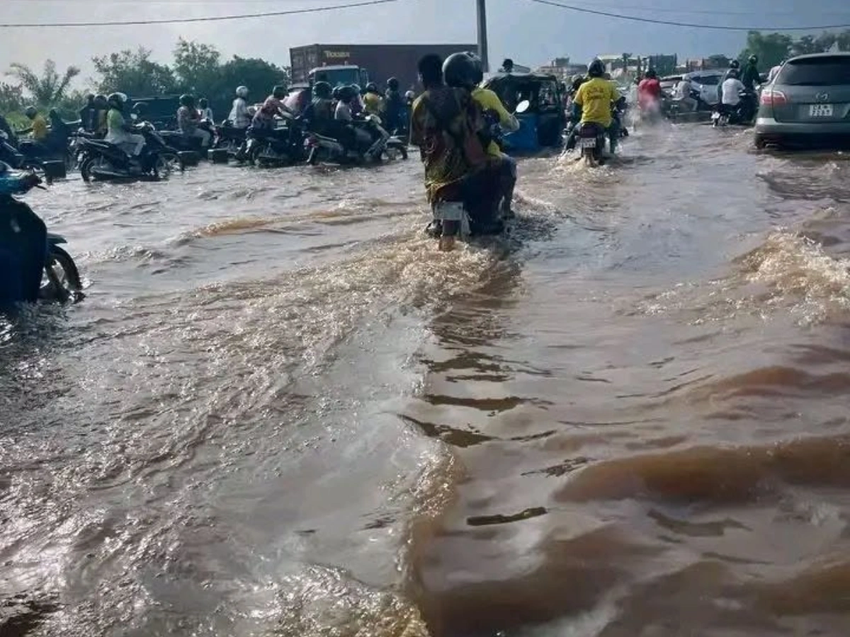 inondations sur le pont de Djonou à Abomey-Calavi@GN