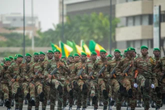 Le Bénin sera présent aux célébrations du 66ᵉ anniversaire de l’indépendance de la Côte d’Ivoire. Une délégation des Forces armées béninoises prendra part au défilé militaire prévu le 7 août 2026 à Yopougon, aux côtés de plusieurs armées étrangères invitées par les autorités ivoiriennes.