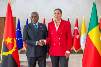 La ministre béninoise des Affaires étrangères, Corinne Amori Brunet, et le ministre angolais des Relations extérieures, Tété Antonio à Cotonou