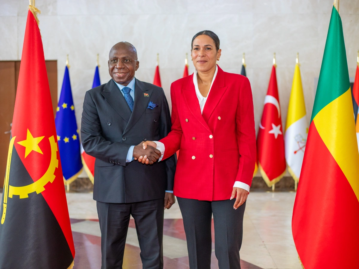 La ministre béninoise des Affaires étrangères, Corinne Amori Brunet, et le ministre angolais des Relations extérieures, Tété Antonio à Cotonou