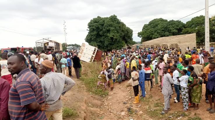 Bénin : un camion de retour de la Gaani se renverse à N'Dali, un mort et plusieurs blessés