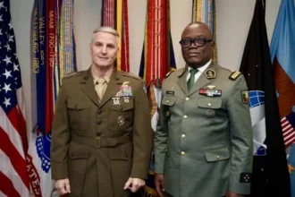 Fructueux Gbaguidi au Pentagone avec le général Christopher J. Mahoney