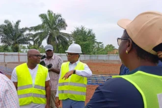 Romaric Ogouwalé dans le Zou pour constater l’état d’avancement des projets d’eau et d’électricité. @Médias locaux