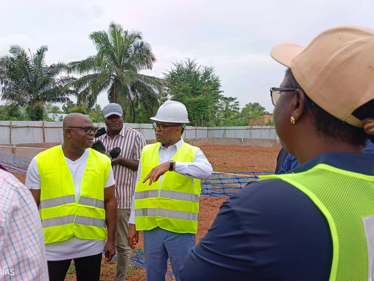 Romaric Ogouwalé dans le Zou pour constater l’état d’avancement des projets d’eau et d’électricité. @Médias locaux