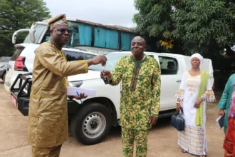 Armand Kuyéma Natta donne des véhicules de service à 11 chefs de circonscriptions scolaires