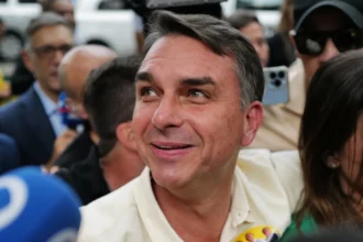 Flávio Bolsonaro devance Lula au premier tour