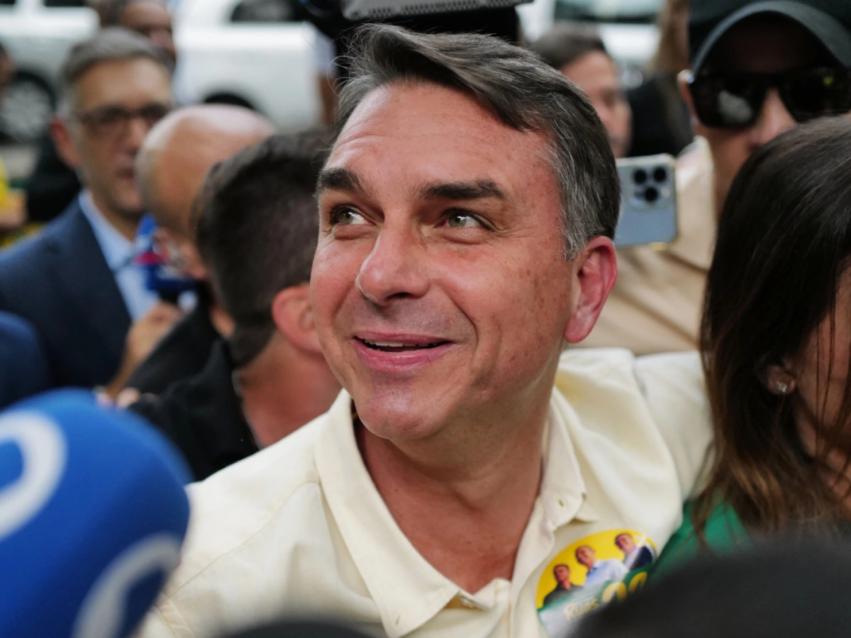 Flávio Bolsonaro devance Lula au premier tour