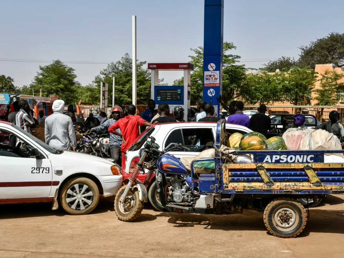 Longues files d’attente dans les stations-service de Niamey
